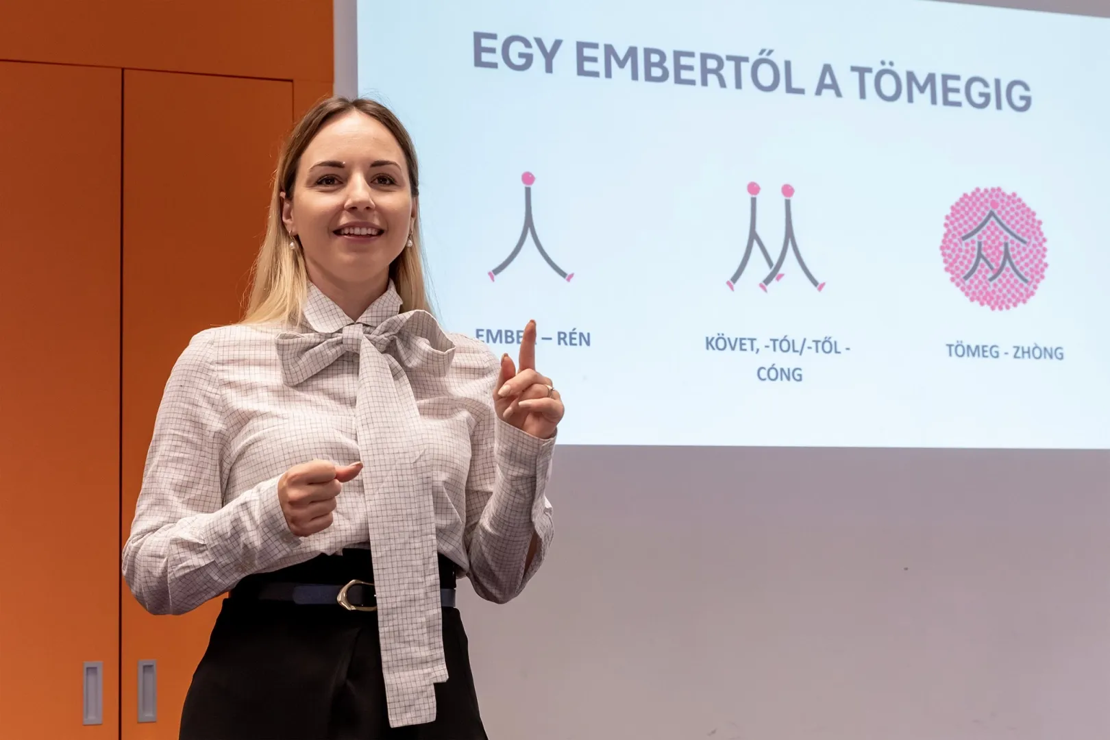 Réka Orosz-Barczi, Head of the Centre for Language and Culture at Széchenyi István University, teaches children Chinese in a playful manner. (Photo: András Adorján)